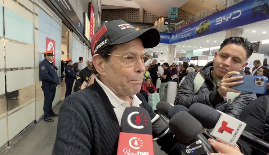 Juan José Origel, conocido como "Pepillo", responde preguntas de la prensa mientras sostiene su postura ante los señalamientos de su estilo de vida.