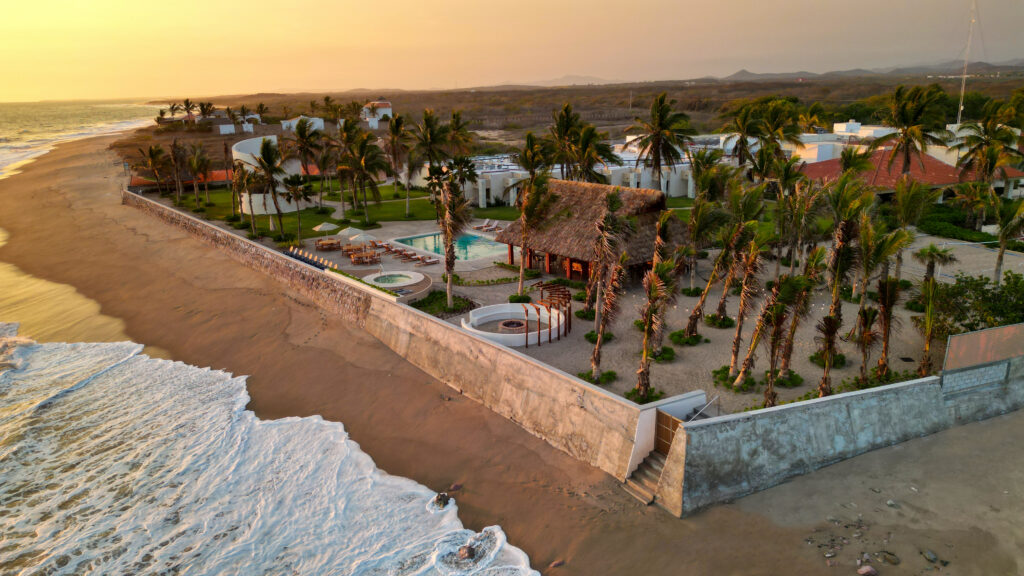 Vista de Oceánica, clínica de rehabilitación frente al mar en México.