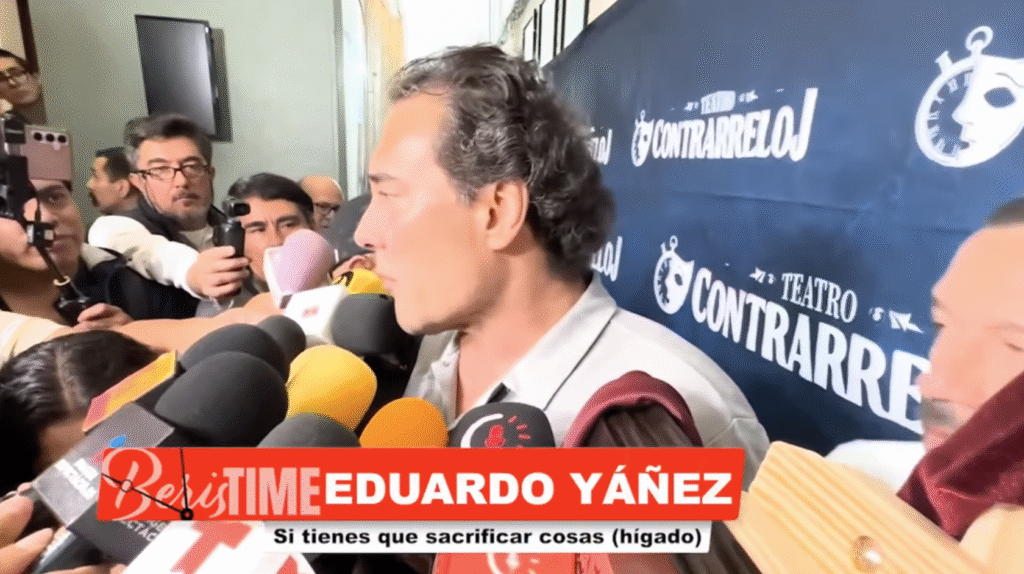Eduardo Yáñez en entrevista con la prensa, rodeado de micrófonos, durante el programa de Elisa Beristain.