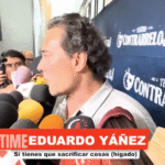 Eduardo Yáñez en entrevista con la prensa, rodeado de micrófonos, durante el programa de Elisa Beristain.