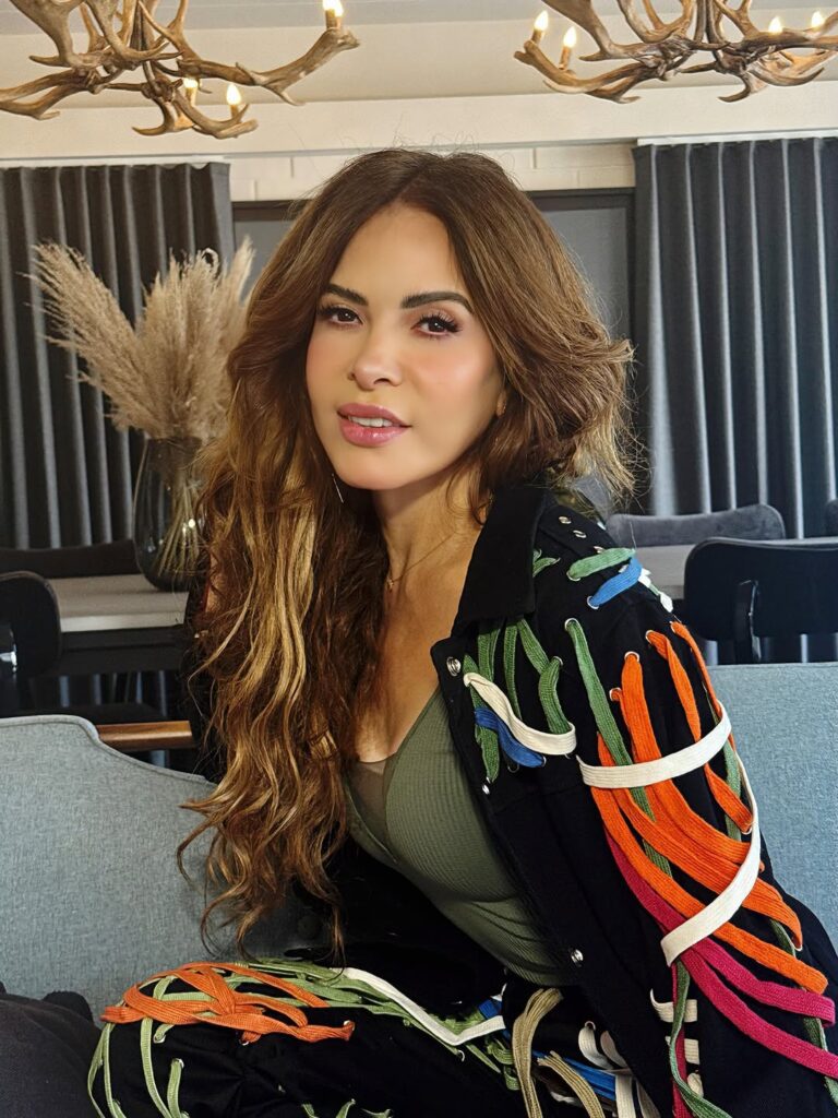 Gloria Trevi posa sonriente desde su casa, imagen tomada de su cuenta oficial de Instagram.
