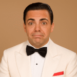 Cristian Castro con traje claro, en una imagen estilo portada de revista. Fotografía ilustrativa para la nota sobre su escándalo de infidelidad con Mariela Sánchez.