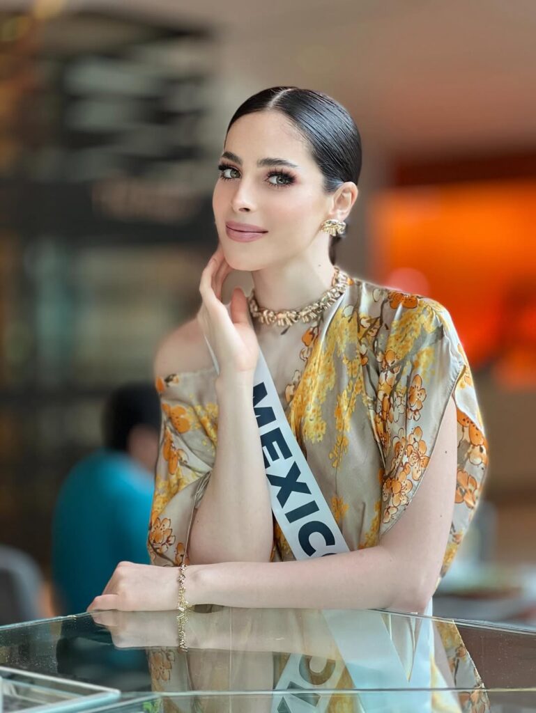 Fátima Bosch, Miss México 2025, posa con elegancia durante su participación en el certamen Miss Universe en Tailandia.