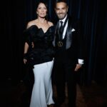 Eugenio Derbez posando con su medalla en los International Emmy Awards 2025