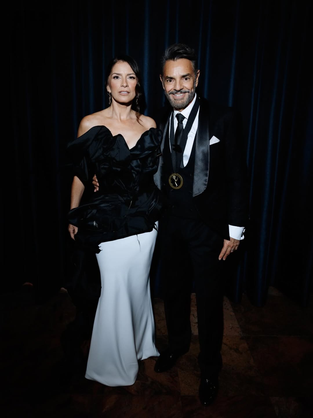 Eugenio Derbez posando con su medalla en los International Emmy Awards 2025