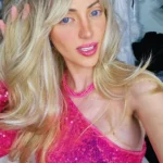 Bárbara Jankavski, influencer brasileña conocida como la Barbie humana, posando con vestido rosa.