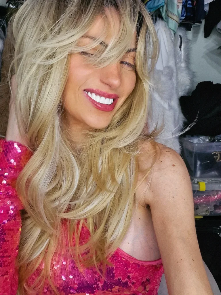 Bárbara Jankavski, influencer brasileña conocida como la Barbie humana, posando con vestido rosa.
