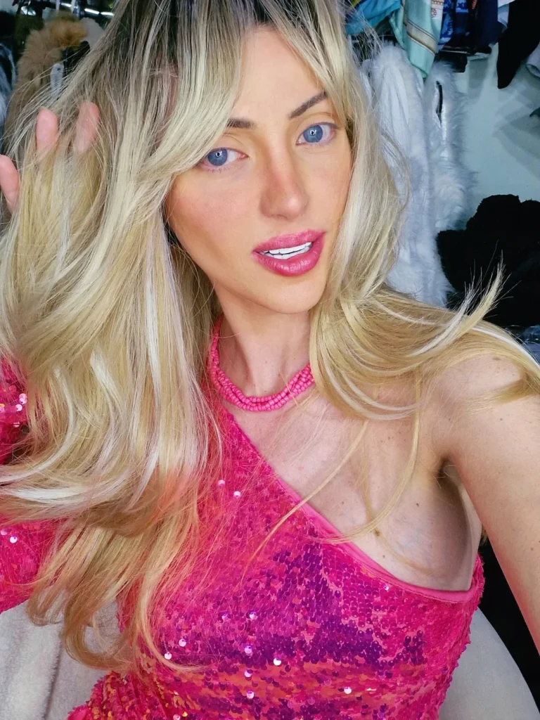 Bárbara Jankavski, influencer brasileña conocida como la Barbie humana, posando con vestido rosa.