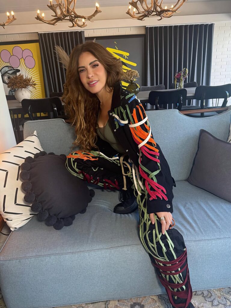 Gloria Trevi posa sonriente desde su casa, imagen tomada de su cuenta oficial de Instagram.