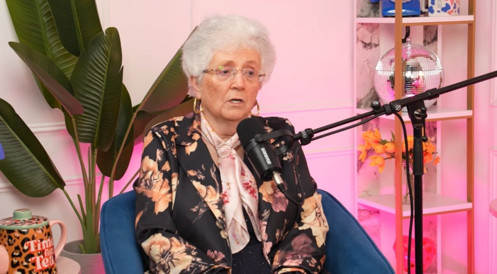 40 años de celibato que terminaron en un negocio de acompañante: la historia de Caroline Vee