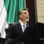 Sergio Mayer y el logo de Morena en conflicto por reality show