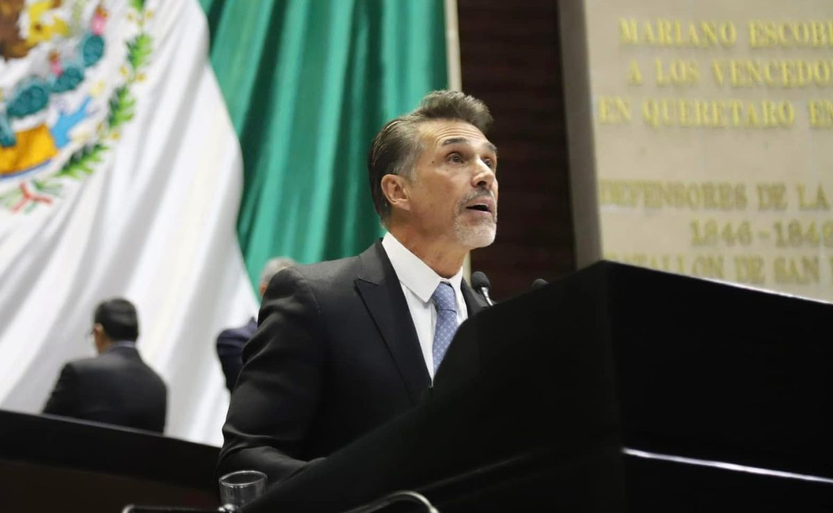 Sergio Mayer y el logo de Morena en conflicto por reality show