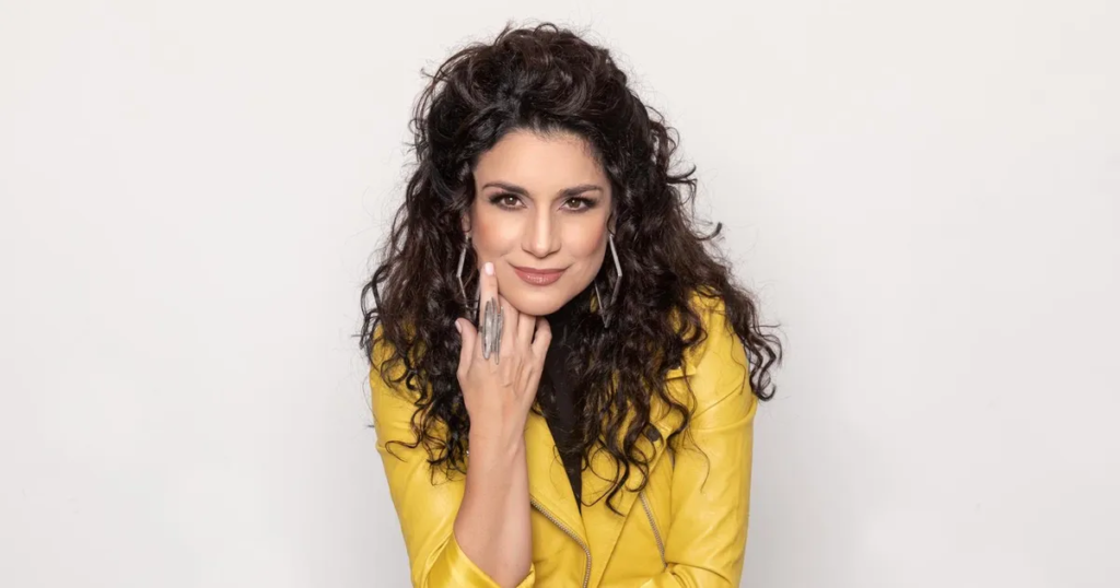 Karina cantante en rueda de prensa hablando sobre su divorcio.