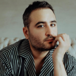 Jesús Navarro de Reik en el hospital con electrodos en la cabeza