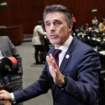 ergio Mayer en la Cámara de Diputados ofreciendo disculpas