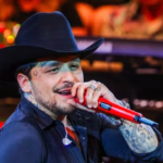 Christian Nodal abrazando a Adela Micha en el Palenque de San Marcos 2026