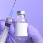 Científico analizando secuencia genómica para vacuna contra el cáncer 2026