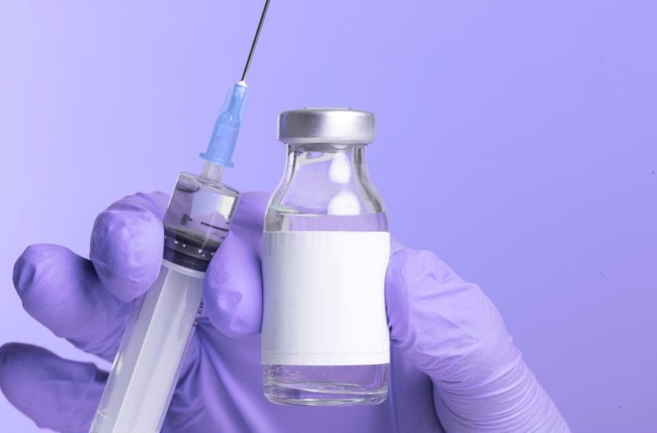 Científico analizando secuencia genómica para vacuna contra el cáncer 2026