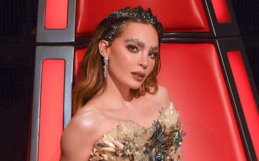 Belinda golpeando manzana con su frente en el programa Hoy.