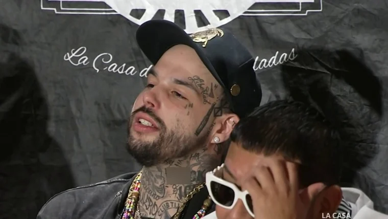 Emiliano Aguilar saliendo de rueda de prensa tras conflicto con ex mánager 2026