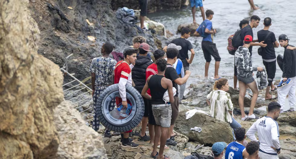 Tensión migratoria en Ceuta: Despliegan al Ejército tras avalancha en la frontera y colapso de servicios